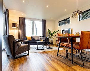 Gezellige woonkamer in Module Wood vakantiehuis, Ede, Veluwe met stijlvolle meubels.