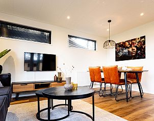 Lichte leefruimte in Module Wood vakantiehuis, Ede, Veluwe met comfortabele zitplaatsen.