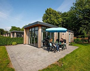 Genieen Sie die Sonne auf der Terrasse des Moduls 5 Personen in Ede, Veluwe. Ferienhaus mit moderner Veranda.