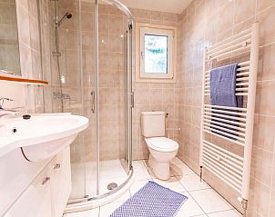 Moderne badkamer met douche in Holiday Home 4 personen in Ede, Veluwe, Gelderland.