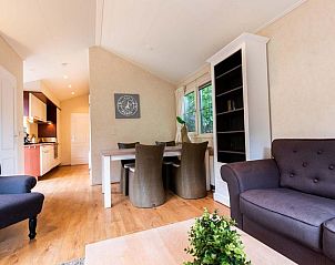 Stijlvolle woonkamer in Holiday Home 4 personen in Ede, Veluwe, Gelderland met eetruimte.