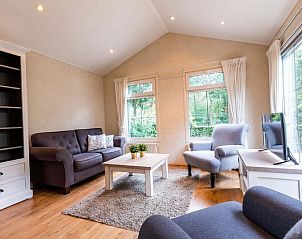 Lichte zithoek in Holiday Home 4 personen in Ede, Veluwe, Gelderland met uitzicht op de natuur.
