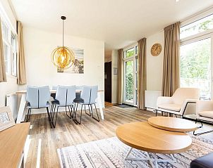 Woonkamer van Module Special 4 personen Wellness in Ede, Veluwe met eethoek en stijlvolle verlichting.