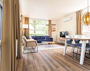 Lichte woonkamer van Module Special 4 personen Wellness, Ede, Veluwe met comfortabele zithoek en grote ramen.