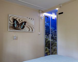 Modern bathroom in Holiday home in Emst, Veluwe, with unique wall decoration.