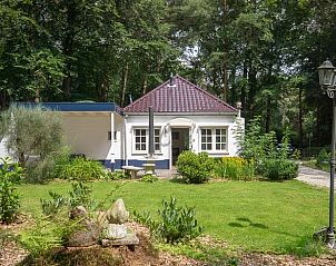Vacation home in Emst, Veluwe, Gelderland surrounded by green nature and rustic charm, ideal for a relaxing stay.