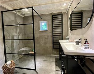 Modern bathroom in Cottage in Emst, vacation home Veluwe, Gelderland.