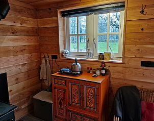 Keukenhoek in Huisje in Emst met uitzicht op de groene omgeving, ideaal voor een ontspannen verblijf in Veluwe, Gelderland.