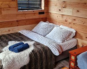 Gezellige slaapkamer in Huisje in Emst met comfortabel bed en warme dekens in het hart van Veluwe, Gelderland.