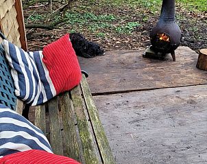 Buitenterras van Huisje in Emst met open haard en comfortabele zitplek, ideaal voor avonden in Veluwe, Gelderland.