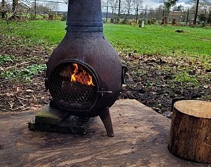 Buitenhaard bij Huisje in Emst omgeven door natuur, perfect voor sfeervolle avonden in Veluwe, Gelderland.