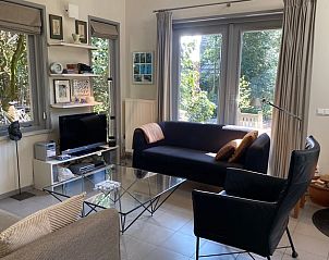 Cozy living room of Cottage in Emst, Veluwe, Gelderland, with lots of light and views of green nature from the cottage.