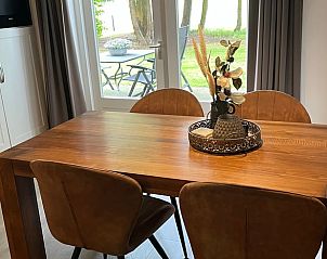 Eettafel met uitzicht op de tuin in Vakantiehuisje in Emst, Veluwe, Gelderland.