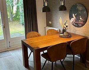 Stijlvolle eetruimte in Vakantiehuisje in Emst met uitzicht op de natuur, Veluwe, Gelderland.