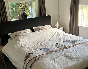 Sfeervolle slaapkamer met groot bed in Vakantiehuisje in Emst, Veluwe, Gelderland.