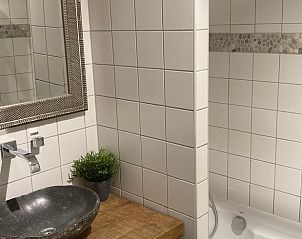 Stijlvolle badkamer in Vakantiehuisje in Emst met wastafel, Veluwe, Gelderland.