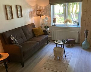 Gezellige woonkamer in Vakantiehuisje in Emst met uitzicht op de tuin, Veluwe, Gelderland.