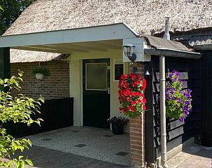 Ingang van Vakantiehuisje in Emst met bloemen, Veluwe, Gelderland.