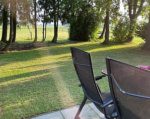 Zonovergoten terras in Vakantiehuisje in Emst met uitzicht op natuur, Veluwe, Gelderland.