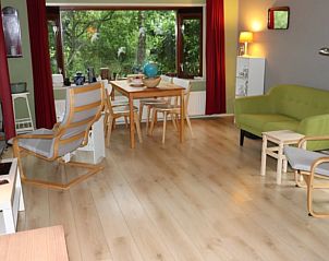 Gezellige binnenruimte van Vakantiehuisje in Emst, Veluwe met uitzicht op de natuur.