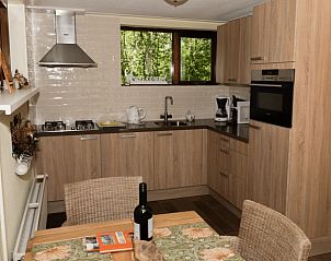 Open keuken in Vakantiehuisje in Emst, ideaal voor familiediners in Gelderland.