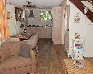 Ruime woonkamer in Vakantiehuisje in Emst, Veluwe, met comfortabele zitplaatsen.