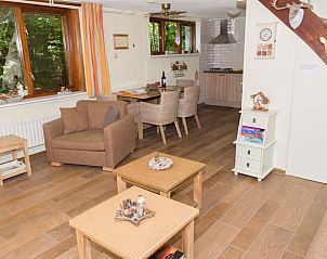 Slaapkamer met tweepersoonsbed in Vakantiehuisje in Emst, omgeven door rust.