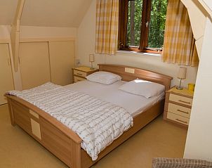 Slaapkamer met twee eenpersoonsbedden in Vakantiehuisje in Emst, Veluwe.