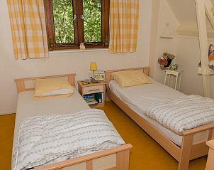 Moderne badkamer met dubbele wastafel in Vakantiehuisje in Emst, Gelderland.