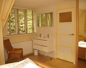 Stijlvolle badkamer in Vakantiehuisje in Emst, met moderne voorzieningen.