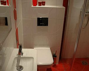 Kleine vogel in handen, gespot bij Vakantiehuisje in Emst, Veluwe.