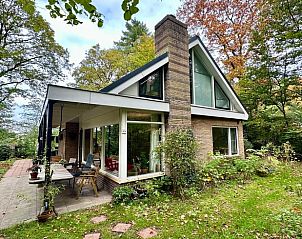 Vacation home in Emst in the Veluwe, Gelderland, surrounded by lush nature and a cozy terrace for relaxed outdoor living.