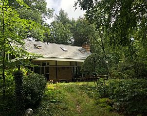 Vacation home in Emst, Veluwe, Gelderland, surrounded by lush nature and green forests, ideal for a relaxing stay.