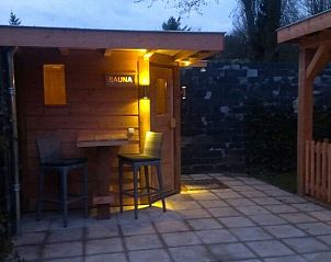 Verlichte sauna bij De Leuvenhorst bungalow in Harderwijk, Veluwe, perfect voor wellnessliefhebbers.