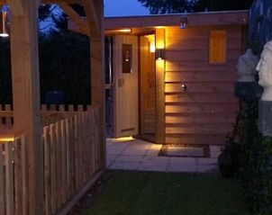 Verlichte tuin van De Leuvenhorst vakantiehuis in Harderwijk, Veluwe, met toegang tot sauna.