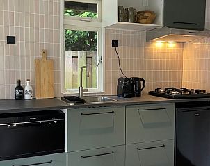 Modern kitchen in Cottage in Ermelo, Veluwe, equipped with all the necessities.
