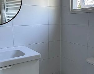 Fresh bathroom with sink in Cottage in Ermelo, Veluwe, practical and modern.