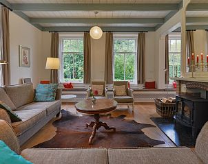 Helles Wohnzimmer im Ferienhaus in Ermelo, Veluwe, Gelderland, mit bequemen Sofas.