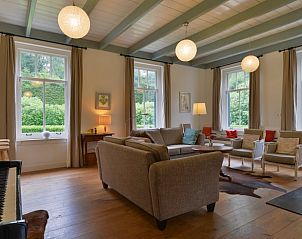 Stilvolle Einrichtung des Ferienhauses in Ermelo, Veluwe, Gelderland, mit Klavier und moderner Einrichtung.