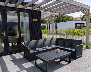 Gezellige zithoek op het terras van Kukeluusje Ermelo, vakantiehuis in Veluwe, Gelderland.