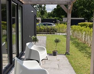 Moderne buitenruimte bij Kukeluusje Ermelo, vakantiehuis in Veluwe, Gelderland, met comfortabele stoelen.