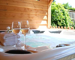 Relax in de jacuzzi van De Leuvenhorst/Haspel, gelegen in Ermelo, Veluwe. Vakantiehuis met wellnessfaciliteiten.