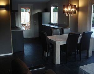 Moderne eetkamer in De Leuvenhorst/Haspel, Ermelo, Veluwe. Stijlvol vakantiehuis met alle gemakken voorzien.