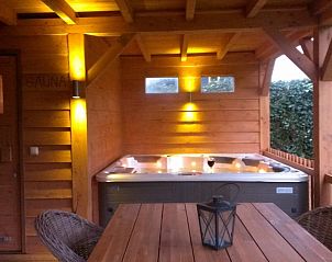 Veranda met jacuzzi en verlichting bij De Leuvenhorst/Haspel, Ermelo, Veluwe. Luxe vakantiehuis voor ontspanning.