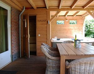 Houten veranda met sauna en jacuzzi bij De Leuvenhorst/Haspel, Ermelo, Veluwe. Genieten van luxe in dit vakantiehuis.