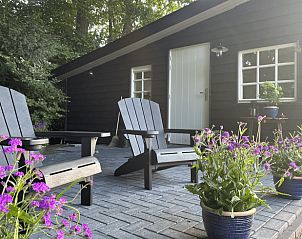 Bequeme Sthle auf der Terrasse des Ferienhauses in Ermelo, Veluwe, Gelderland.