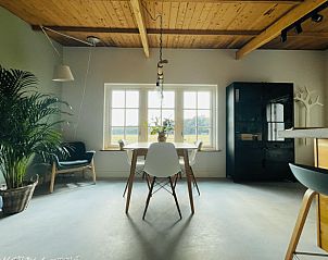 Helles Wohnzimmer mit Aussicht in Ferienhaus in Ermelo, Veluwe, Gelderland.