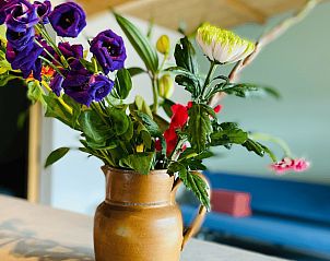 Blumenvase auf dem Tisch in einem Ferienhaus in Ermelo, Veluwe, Gelderland.