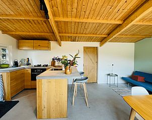 Offene Kche und Wohnzimmer im Ferienhaus in Ermelo, Veluwe, Gelderland.