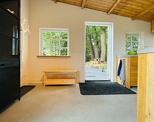 Eingang zum Ferienhaus in Ermelo mit Blick auf die Terrasse, Veluwe, Gelderland.